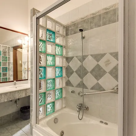 Cambridge Hotel 3*